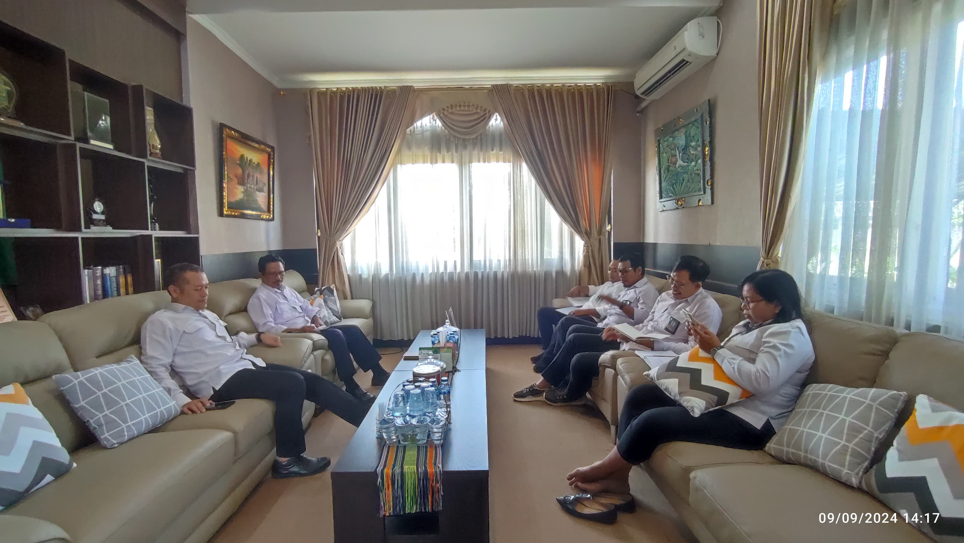 RAPAT EVALUASI MINGGUAN: TUNTASKAN PROGRAM 2024 DENGAN BAIK